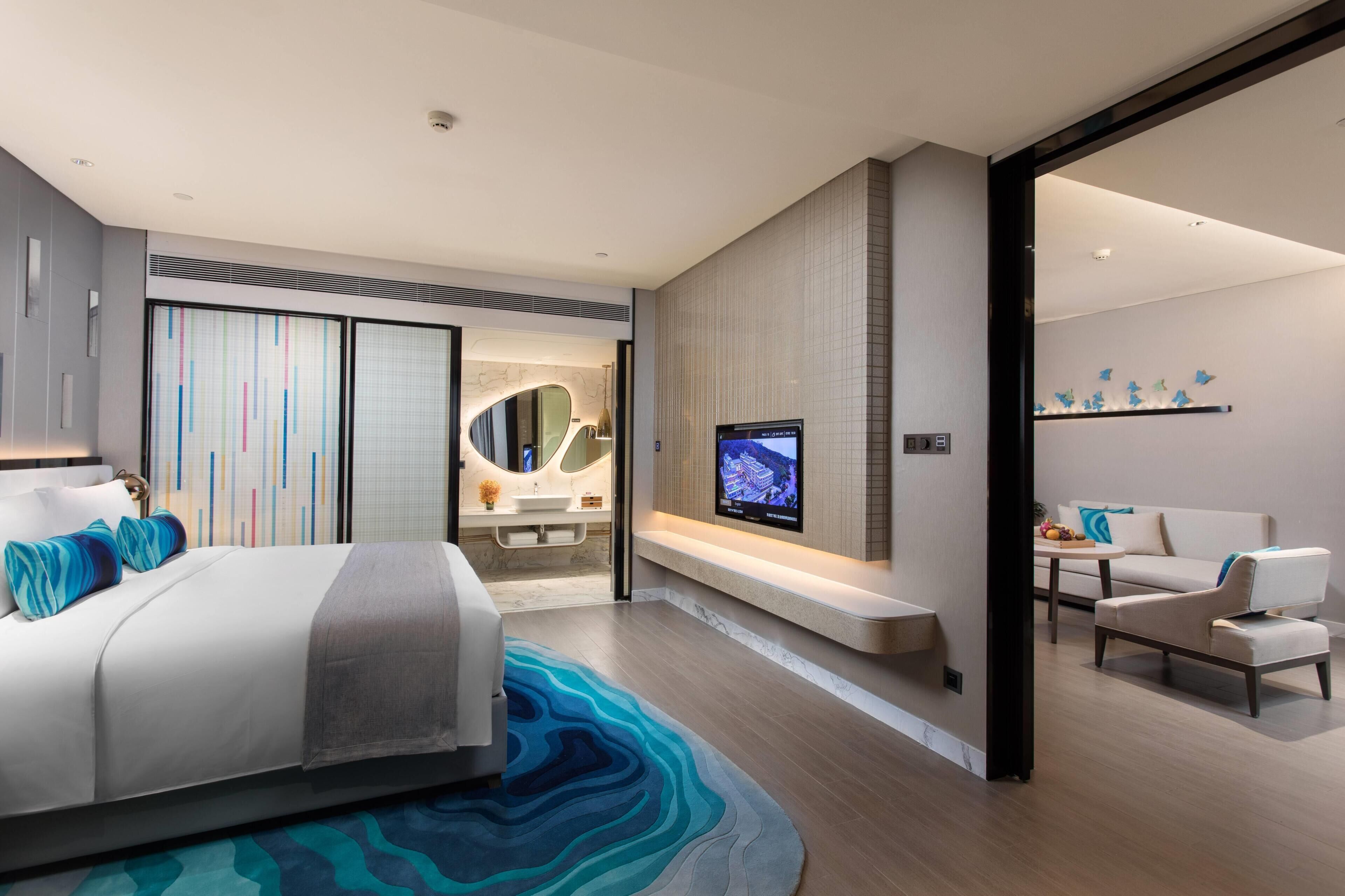 Deluxe Suite, 1 King Bed, Non Smoking, Harbour View