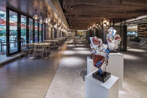 供应午餐和晚餐