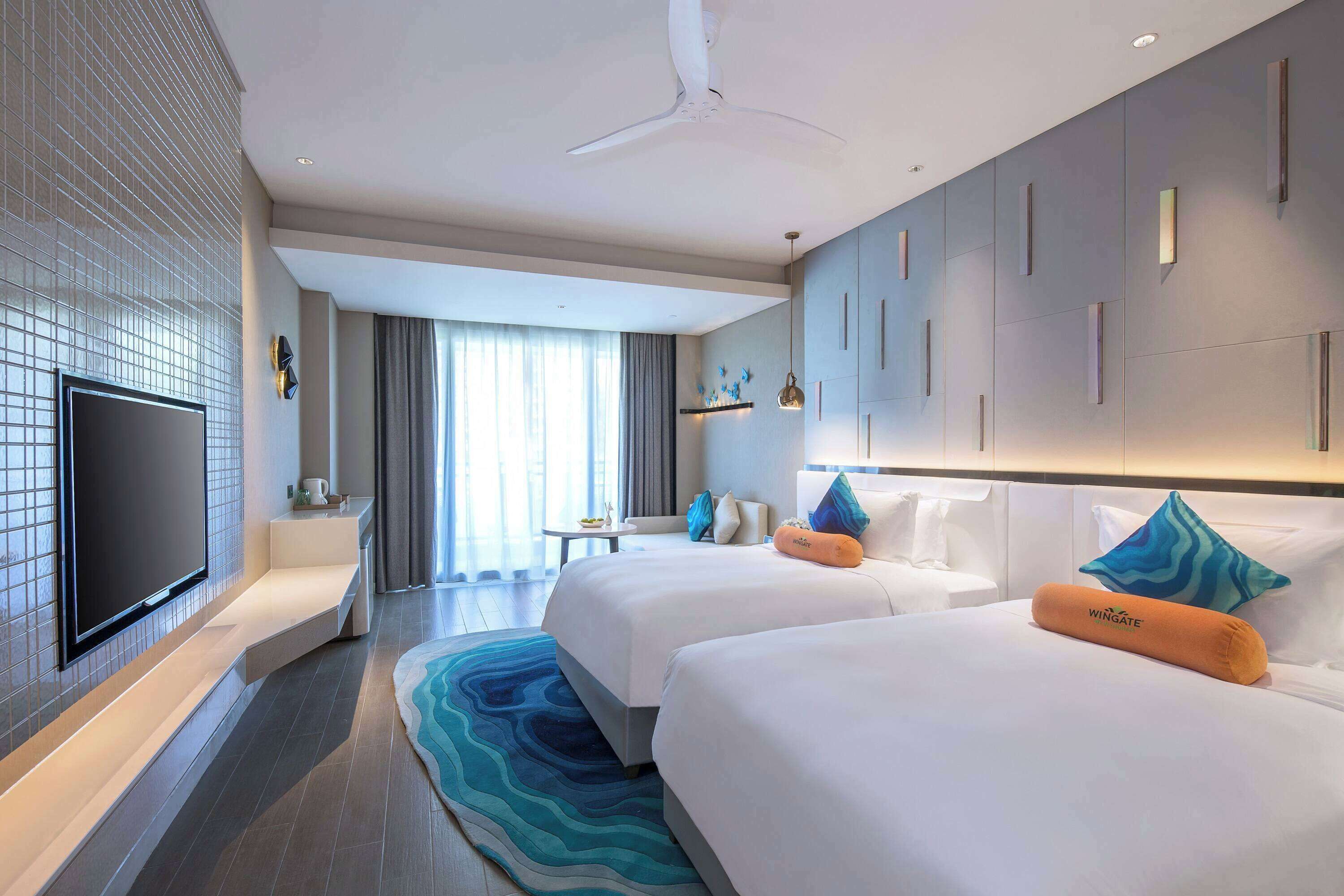 Premium bedding, in-room safe, laptop workspace, blackout curtains