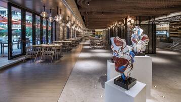 Der serveres frokost og aftensmad