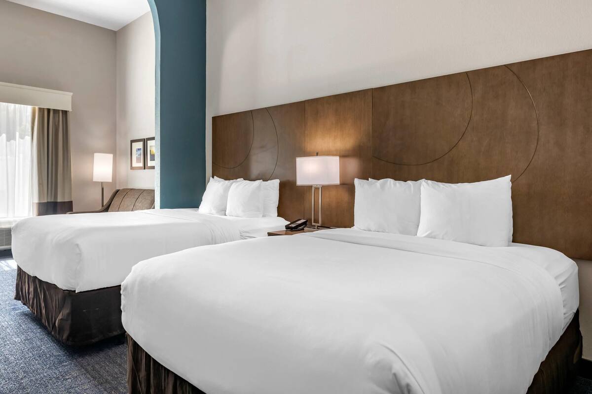 Phòng Suite, nhiều giường, phù hợp cho người khuyết tật, không hút thuốc | Bàn, bàn ủi/dụng cụ ủi quần áo, truy cập Internet không dây miễn phí 