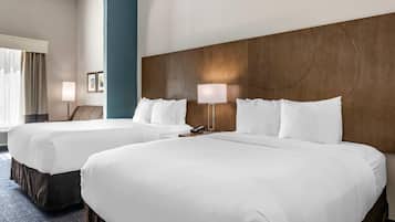 Escritorio, tabla de planchar con plancha, wifi gratis y ropa de cama