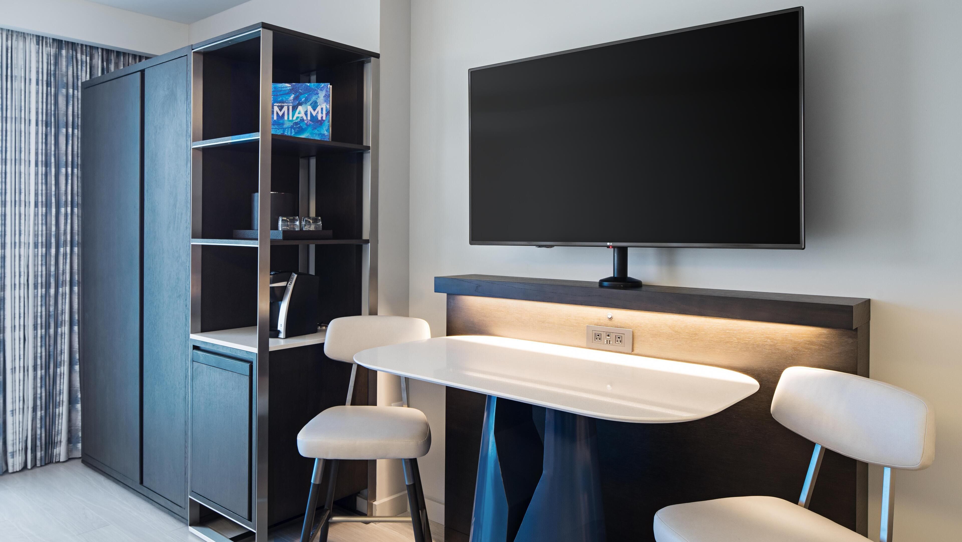 Edredón, caja de seguridad en la habitación y escritorio 