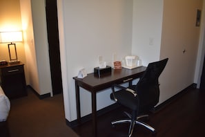 Efficiency, Suite, 1 Katil Raja (King) dengan Katil Sofa, Non Smoking | Tilam berlapik, peti besi dalam bilik, meja, seterika/papan seterika