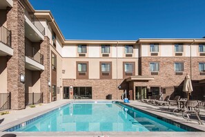 Seasonal outdoor pool - MainStay Suites Moab near Arches National Park (Moab)