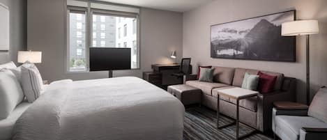 Caja de seguridad en la habitación y tabla de planchar con plancha