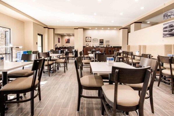 Free continental breakfast - Sleep Inn & Suites Moab near Arches National Park (Moab)