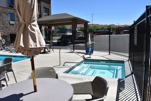 Sæsonbestemt udendørs pool