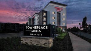 Un hotel moderno con un letrero que dice "Towneplace Suites Marriott" y una vista clara del exterior del edificio.