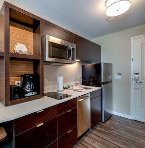 Fridge, microwave, oven, stovetop - TownePlace Suites by Marriott Milwaukee Oak Creek (Oak Creek)