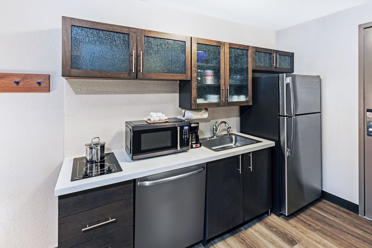 Full-sized fridge, microwave, stovetop, dishwasher