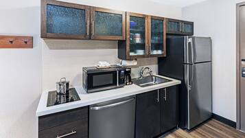 Full-sized fridge, microwave, stovetop, dishwasher