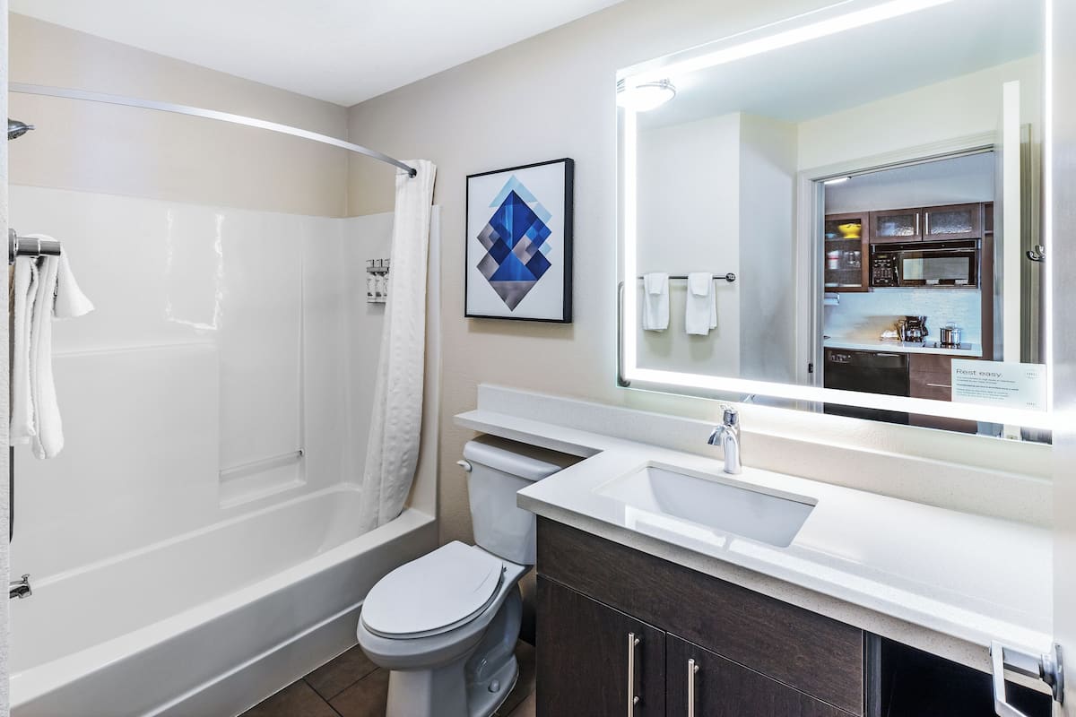 Combined shower/bathtub, towels