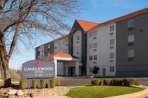 Un immeuble à plusieurs étages sur lequel on peut lire l’inscription « CANDLEWOOD SUITES BY IHG ».