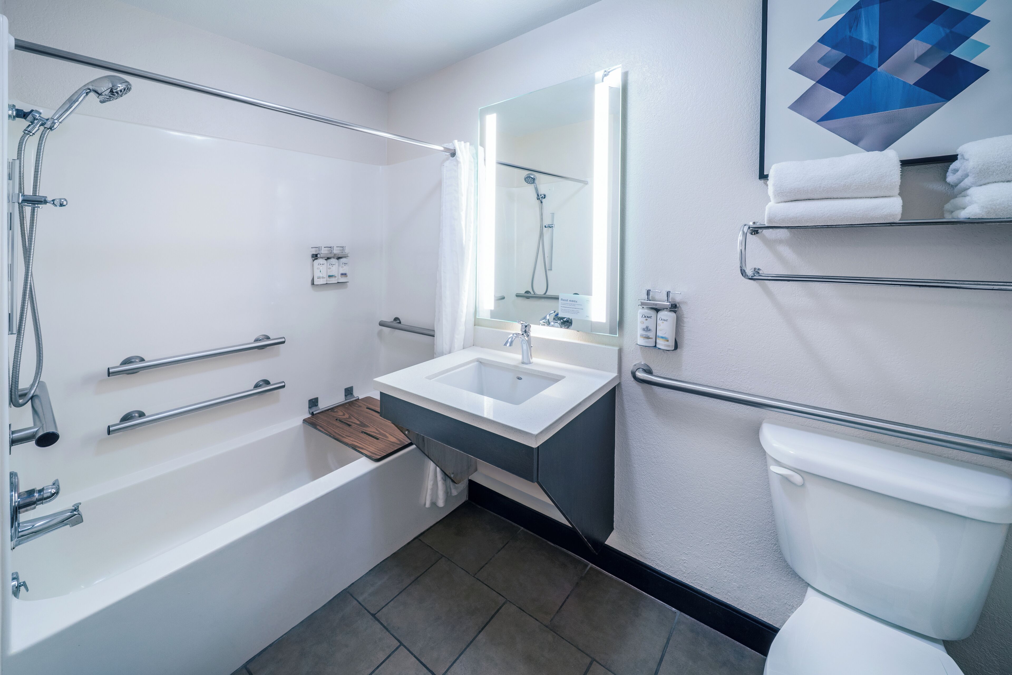 Combined shower/tub, towels