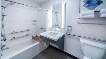 Combined shower/tub, towels