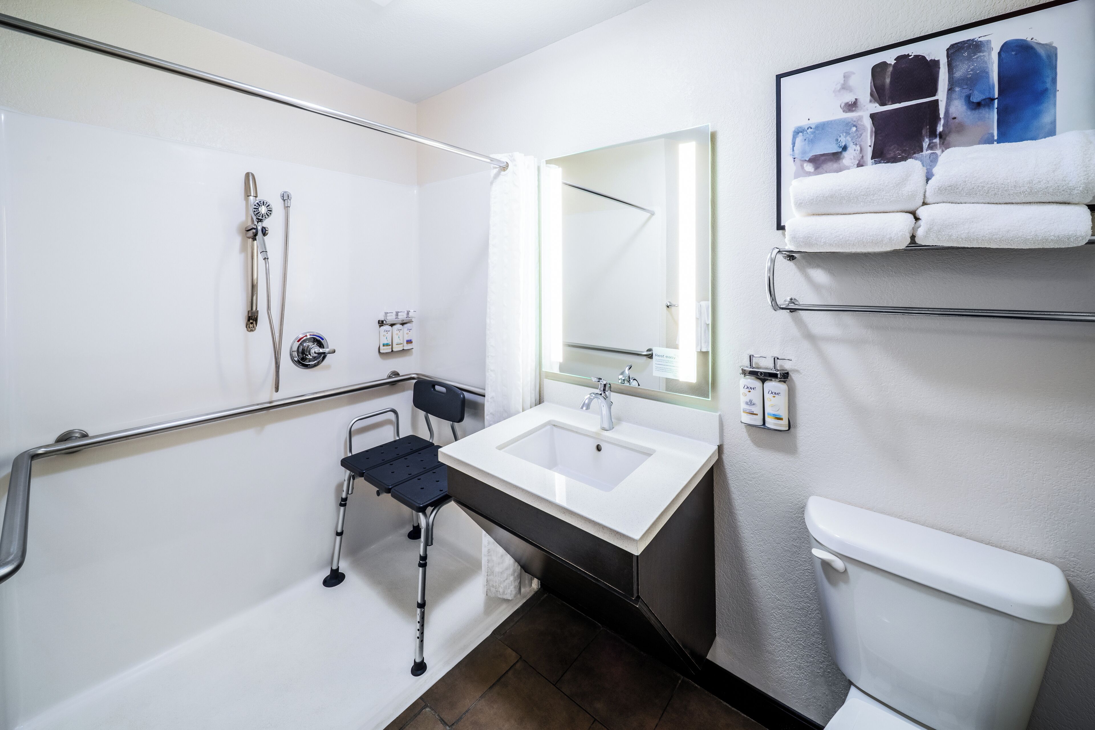 Studio Suite, 1 Queen Bed, Roll-in Shower (Mobil Roll Shwr) | Bathroom | Combined shower/tub, towels