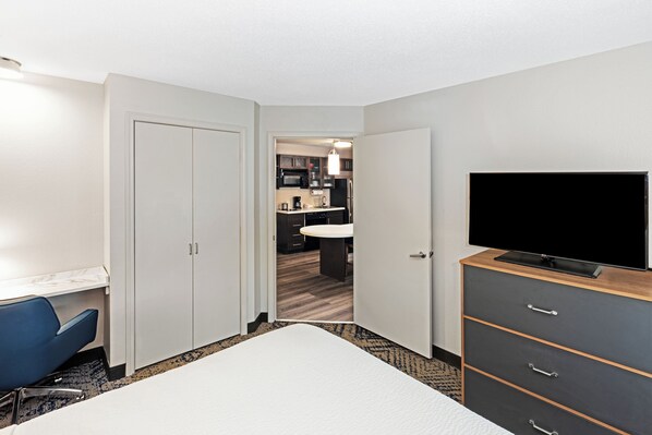 Suite, 1 chambre (1 Queen, Sofa Bed) | Bureau, Wi-Fi gratuit, draps fournis