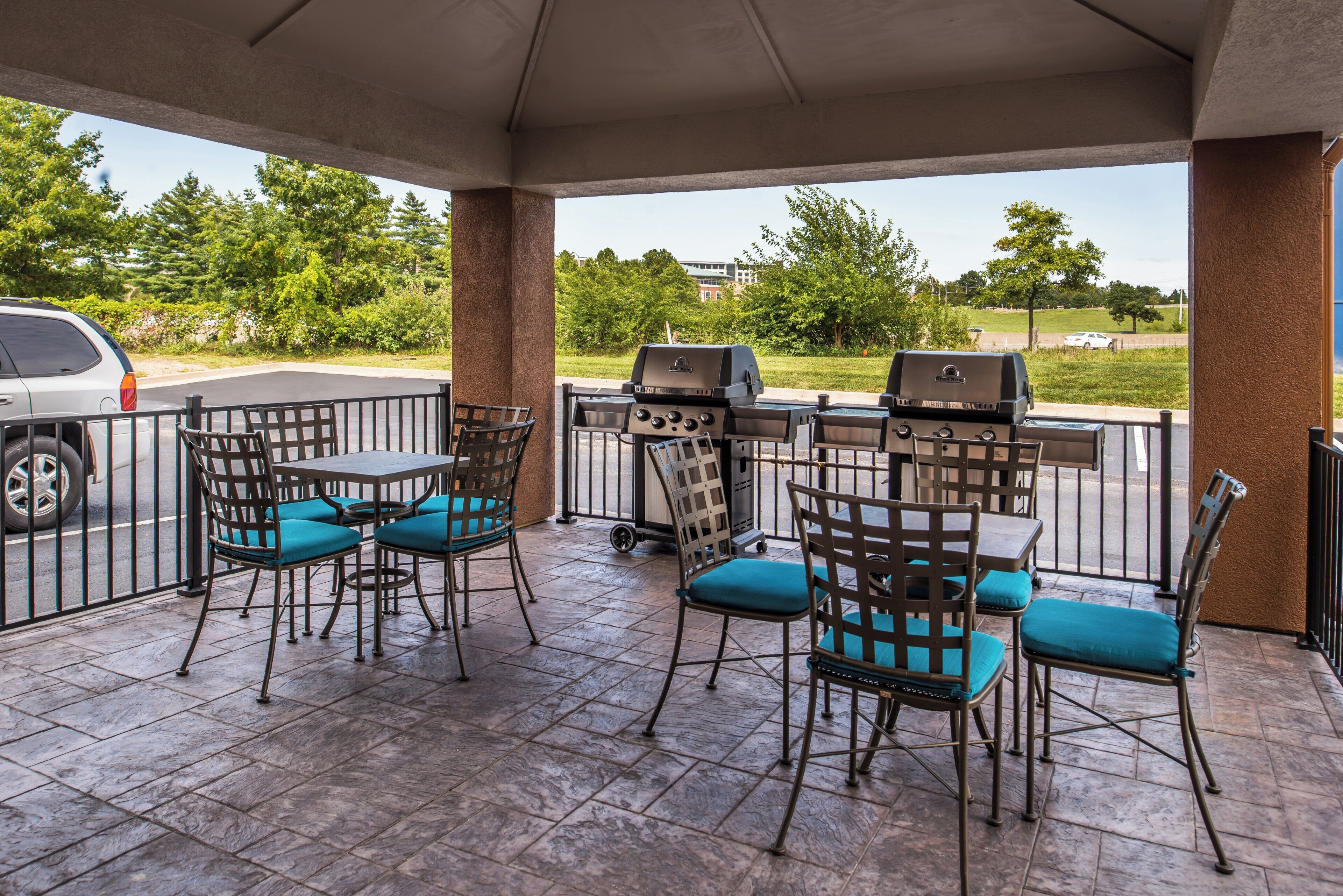Une terrasse extérieure avec des sièges et un espace barbecue.