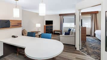 Suite, 1 soverom (1 Queen, Sofa Bed) | Oppholdsområde | En 40-tommers Flatskjerm-TV med kabel-kanaler samt TV og DVD-spiller