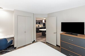 Suite, 1 habitación (1 Queen, Sofa Bed) | Escritorio, wifi gratis, ropa de cama