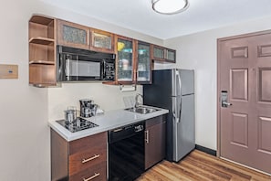 Täysikokoinen jääkaappi, mikroaaltouuni, liesi, astianpesukone