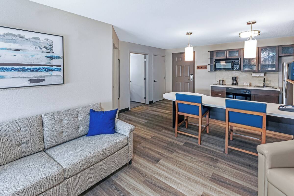 Studio Suite, 1 Queen Bed, Accessible Bathtub (Comm, Mobil Tub) | Desk, free WiFi, bed sheets