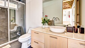 Apartamento superluxo, 2 quartos | Banheiro | Chuveiro, banheira de hidromassagem, produtos de toalete grátis 
