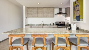 Apartamento superluxo, 2 quartos | Cozinha privada | Cafeteira/chaleira, geladeira, micro-ondas, fogão