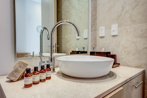 Appartement Luxe, 2 chambres | Lavabo de la salle de bain