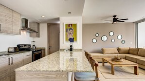 Apartamento superluxo, 2 quartos | Área de estar | TV