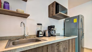 Estudio | Cocina privada | Cafetera y tetera, refrigerador, microondas y horno