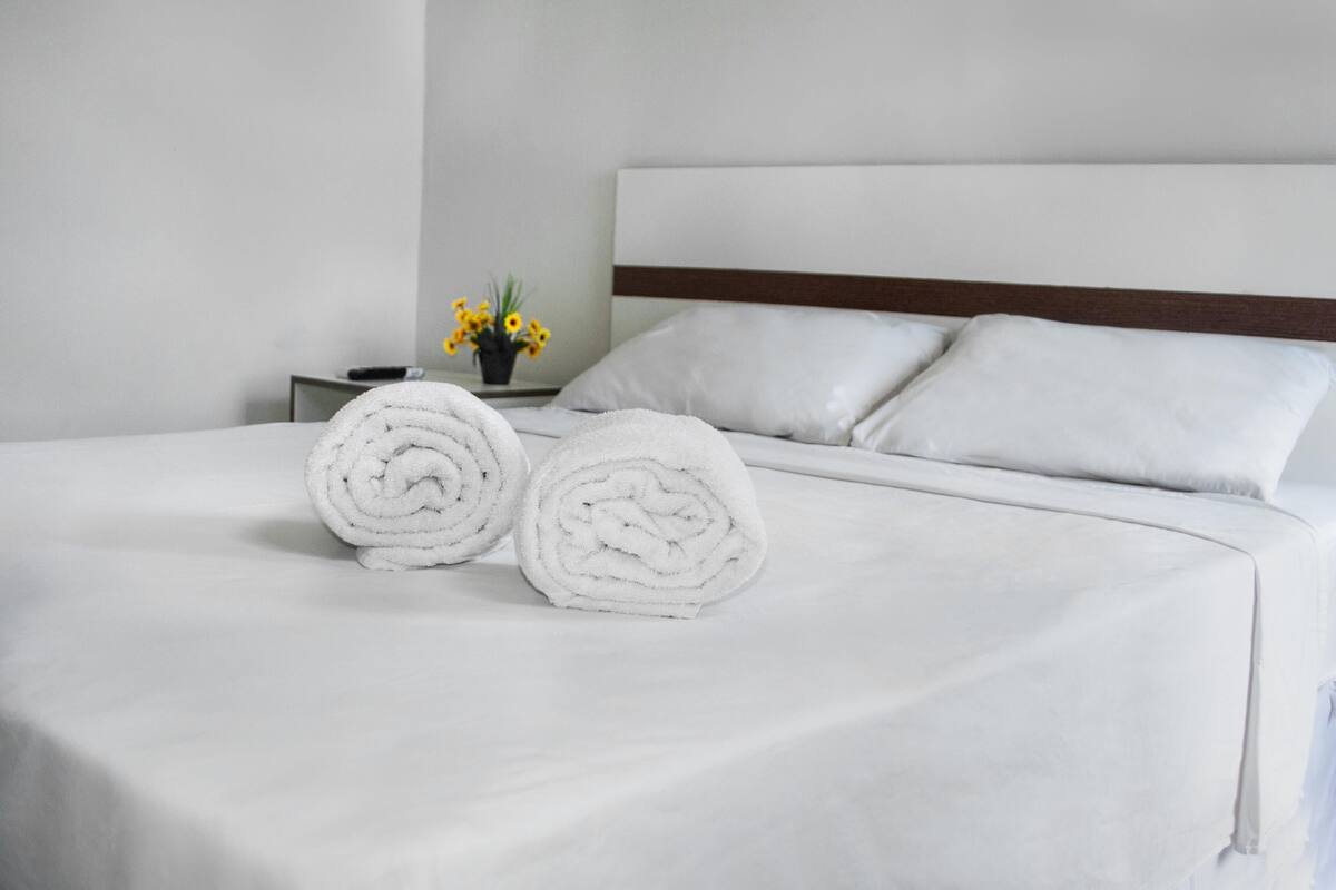 1 quarto, cortinas blackout, Wi-Fi de cortesia, roupa de cama