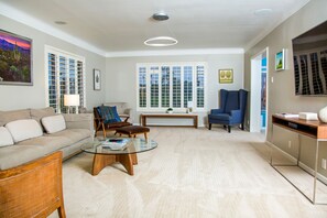 House, 3 Bedrooms | Living room | 65-inch flat-screen TV with cable channels, TV, books - Encanto Vistas, A Golf Property in Central Phoenix (Phoenix)