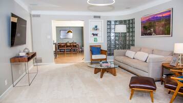 Rumah, 3 kamar tidur | Ruang keluarga | Televisi layar datar 65-inci dengan saluran TV kabel, TV, dan buku