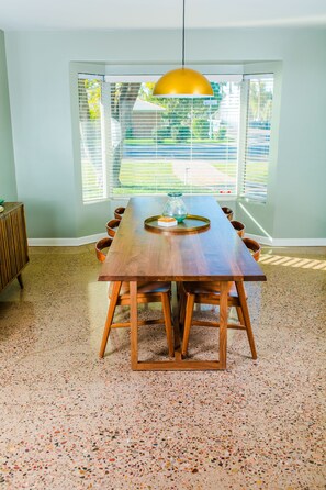 Family dining - Encanto Vistas, A Golf Property in Central Phoenix (Phoenix)