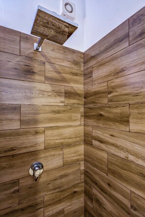 Appartement, 2 slaapkamers | Badkamer met douche