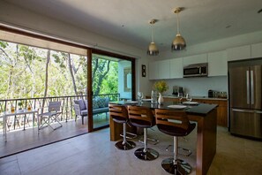 Apartment, 2 Schlafzimmer | Essbereich im Zimmer