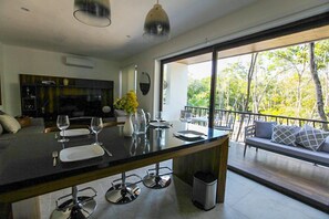 Apartment, 2 Schlafzimmer | Essbereich im Zimmer