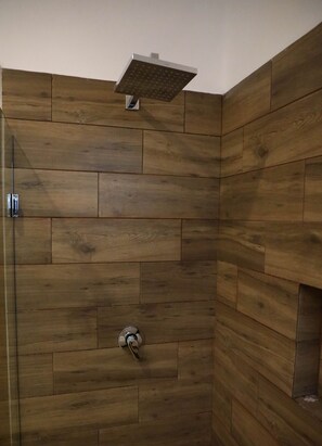 Appartement, 2 chambres, vue jardin | Douche de la salle de bain