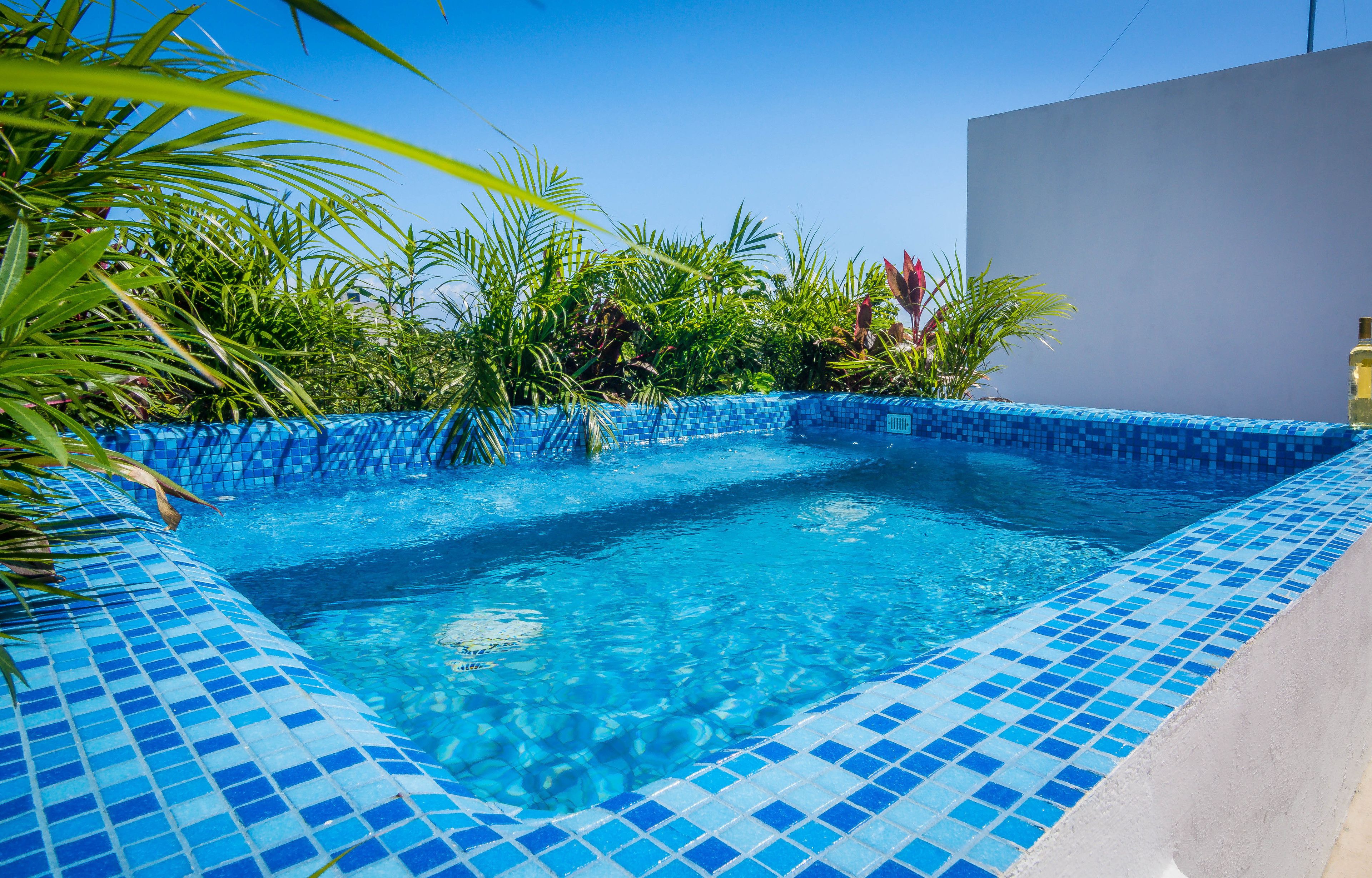 Außenpool, Pool auf dem Dach, Liegestühle