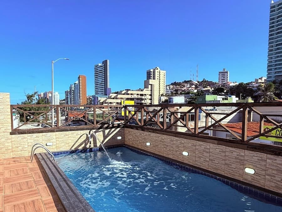 Piscina externa, espreguiçadeiras