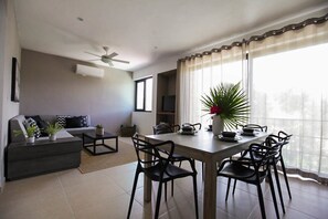 Condo, 2 habitaciones | Área de sala de estar | Televisión de pantalla plana y reproductor de DVD 