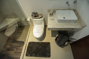 Un baño moderno con inodoro, lavabo y bidé.