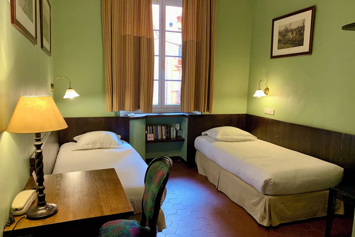 Twin Room | 1 bedroom, desk, soundproofing, iron/ironing board