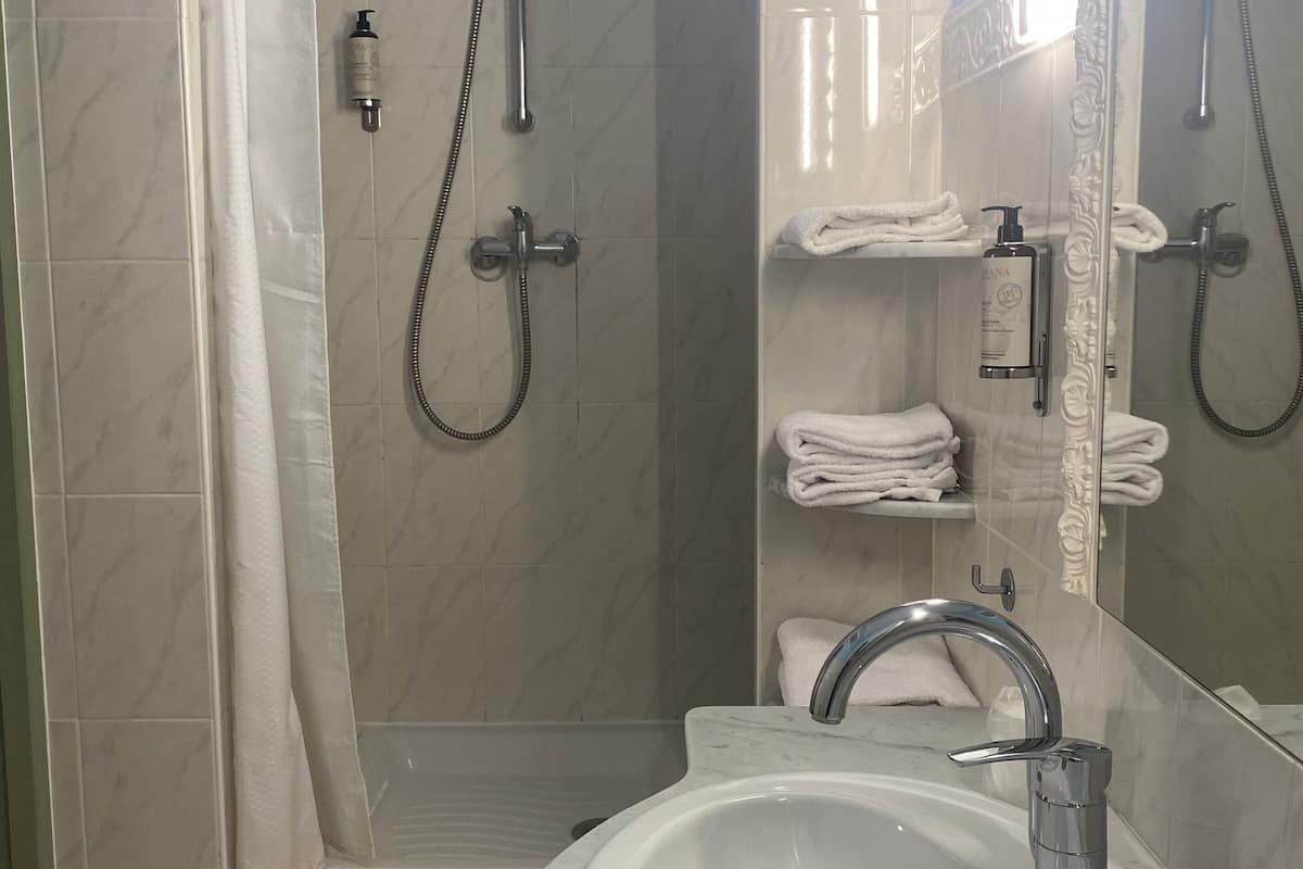 apartment (1) | bathroom | free toiletries, hair dryer, towels