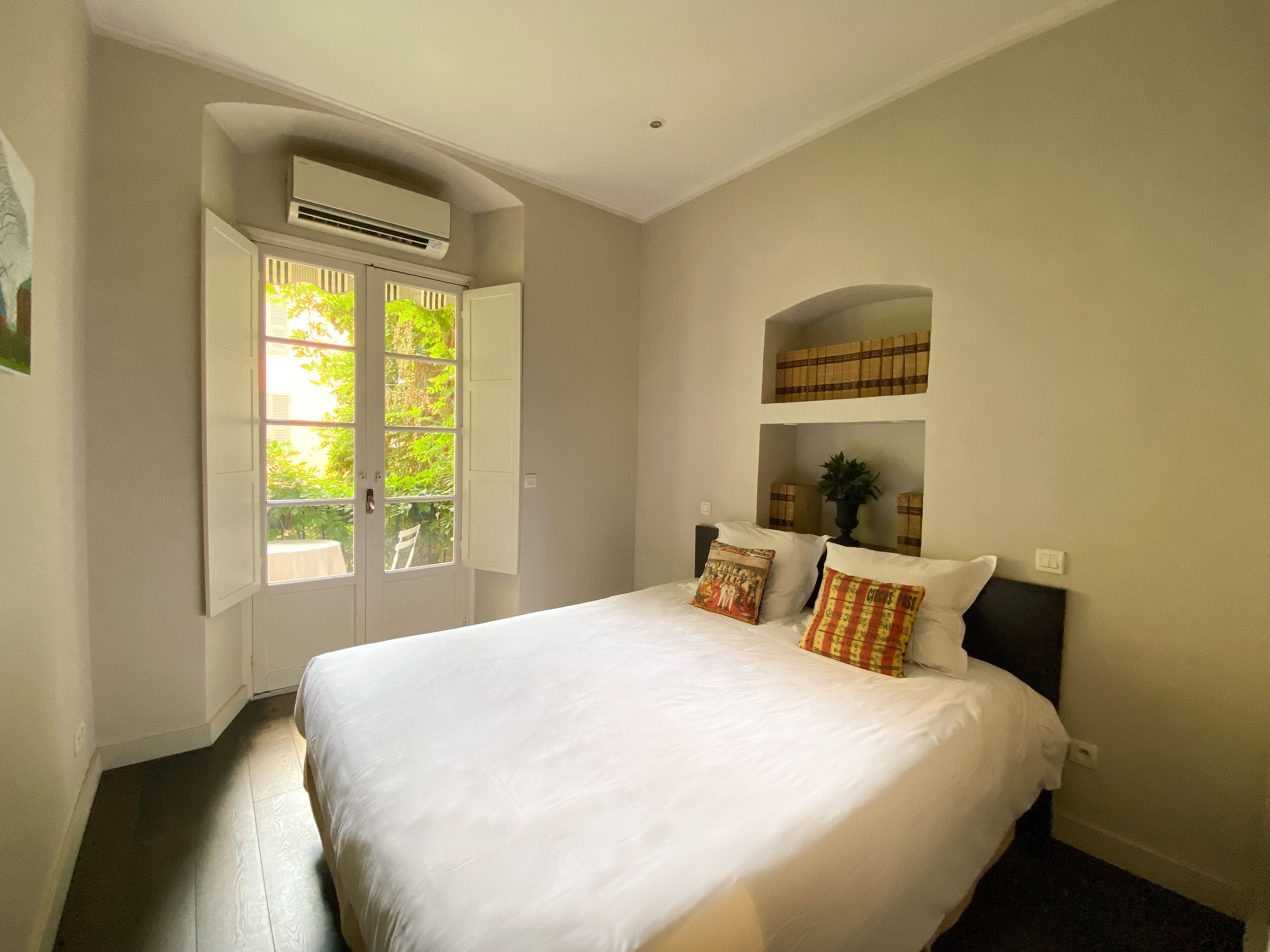 Escritorio, sistema de insonorización, tabla de planchar con plancha