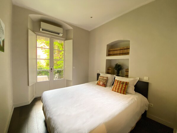 Skrivbord, ljudisolering, strykjärn/strykbräda och gratis wi-fi