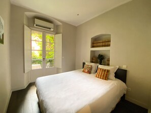 Bureau, systĂšme dâinsonorisation, fer et planche Ă repasser