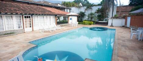 Una piscina techada, una piscina al aire libre